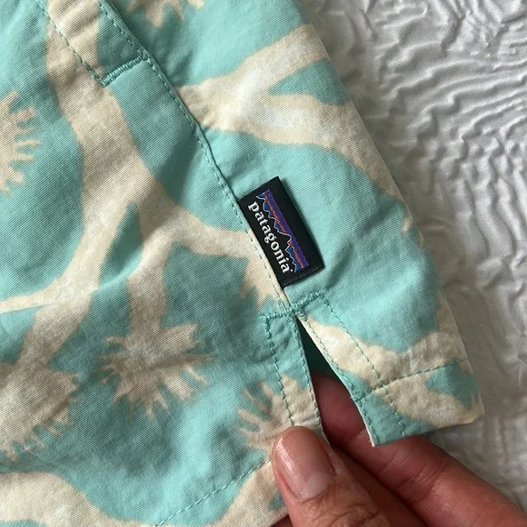 Patagonia NWT Woman’s Barely Baggies Shorts Size XL - Picture 2 of 8